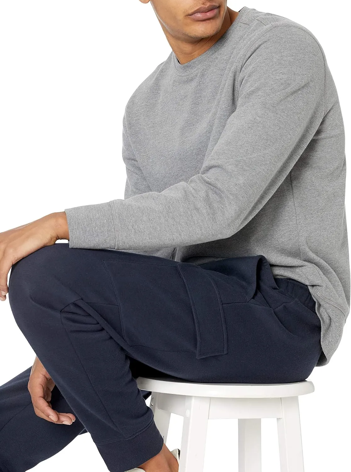 Amazon Essentials Men's Cargo Fleece Jogger Sweatpant with Relaxed Fit