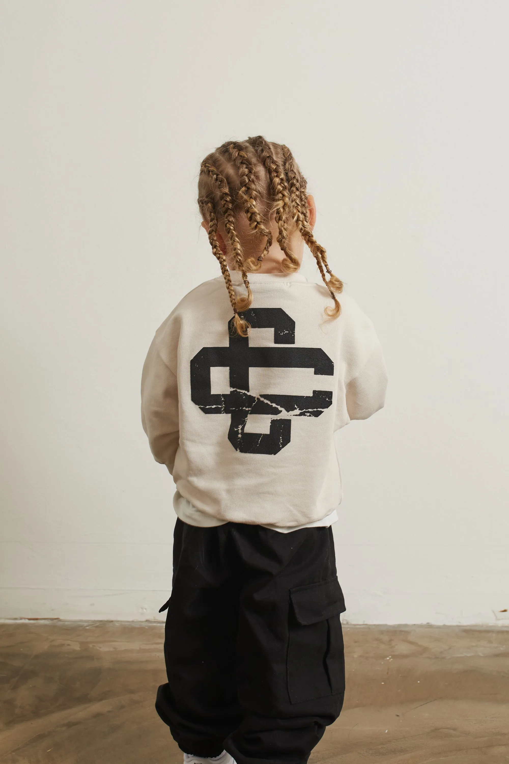 KIDS CRACKED EMBLEM CREW SWEATSHIRT - OFF WHITE