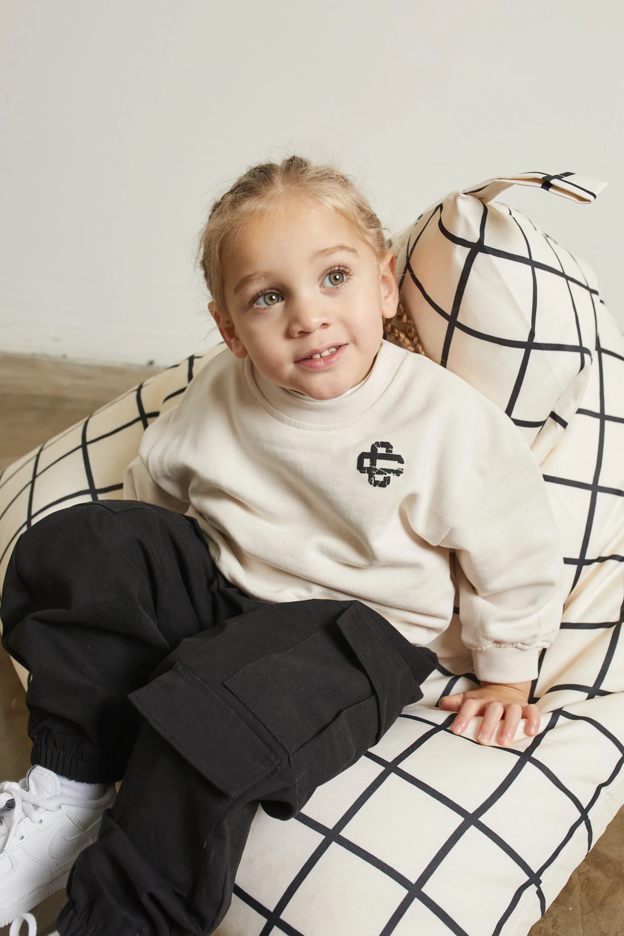 KIDS CRACKED EMBLEM CREW SWEATSHIRT - OFF WHITE