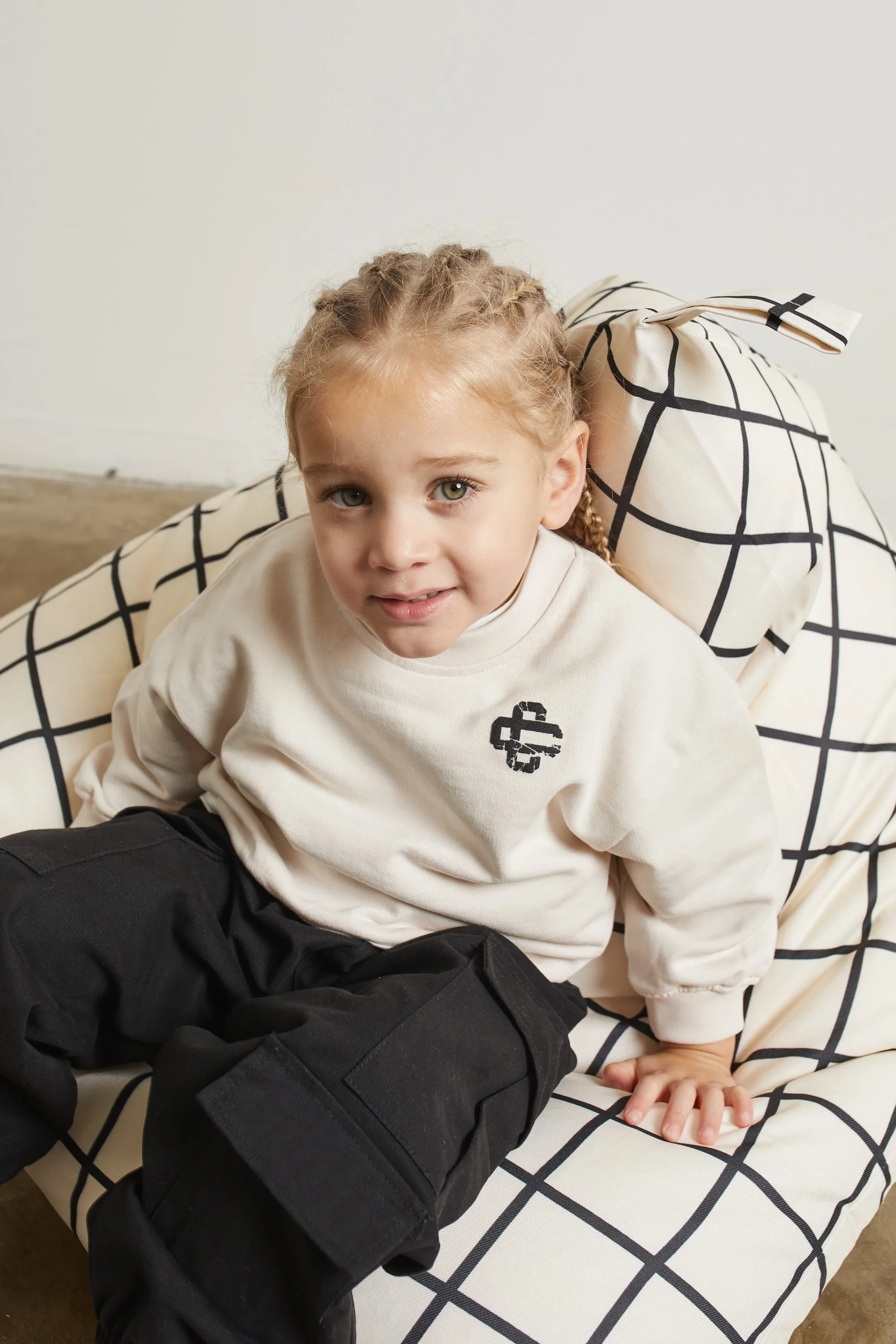 KIDS CRACKED EMBLEM CREW SWEATSHIRT - OFF WHITE